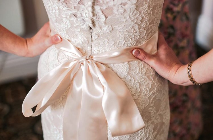 Как украсить свадебное платье своими руками