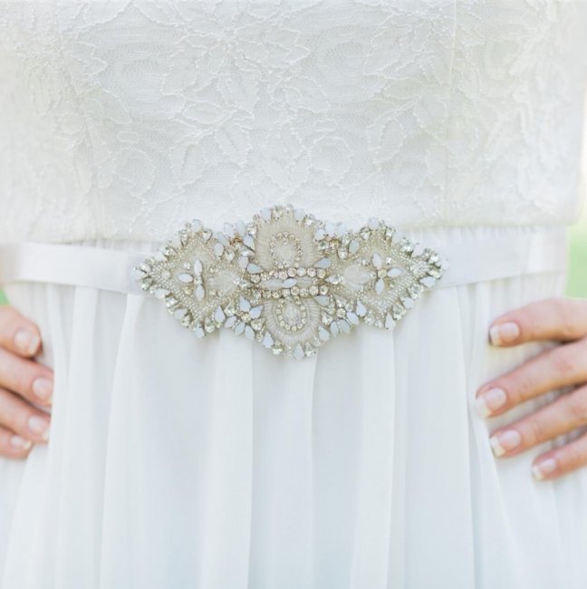 Свадебное платье с брошкой