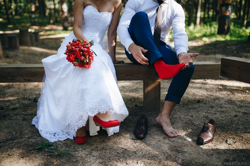 Невест в белом платье с красными туфлями